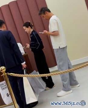 李乃文陪爱妻巴黎逛街 责任空档全程陪伴